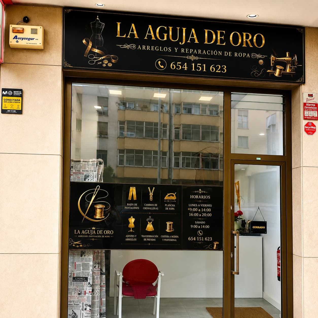 Fachada del taller de arreglos La Aguja de Oro en Av. San Agustín 7, Avilés